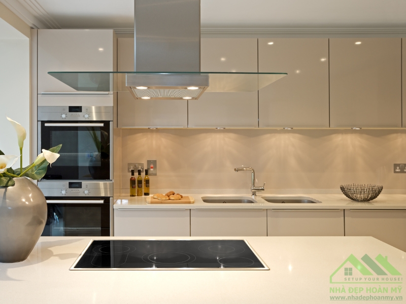 Không gian bếp hiện đại, sáng bóng với mẫu tủ bếp cánh PET tại Hải Phòng, mang lại sự sang trọng và tiện nghi vượt trội.